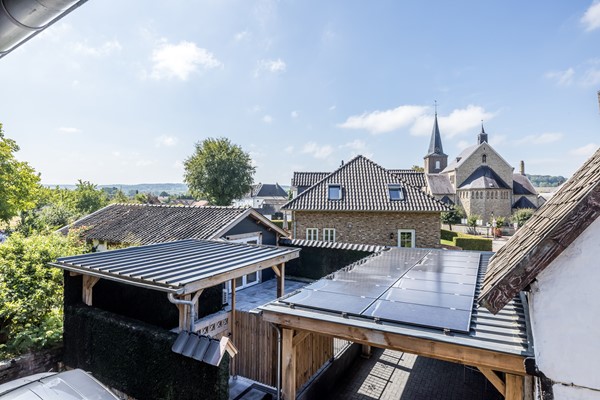 Foto - Te koop: Een woning voor de toekomst met een energielabel van A+++ met een multifunctionele ruimte      (ca 25 m2) en tuin met eiken overkapping en grote eiken carport in het Heuvelland.